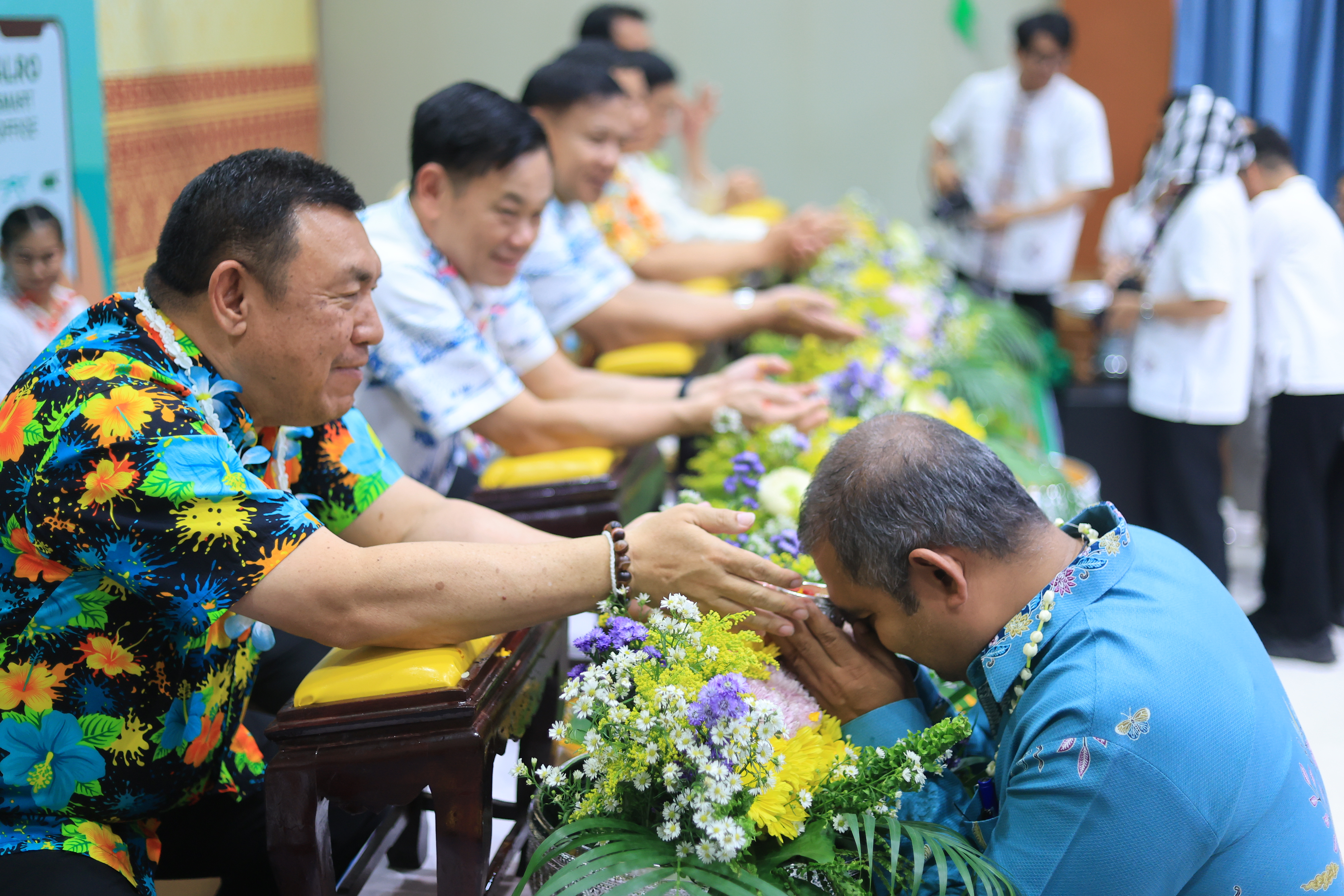 title - ชุ่มฉ่ำ! ชาว ส.ป.ก. ร่วมสรงน้ำพระพุทธรูป และรดน้ำขอพรผู้บริหาร เนื่องในประเพณีวันสงกรานต์ ประจำปี 2569 บรรยากาศเต็มไปด้วยความชื่นมื่นชุ่มฉ่ำ